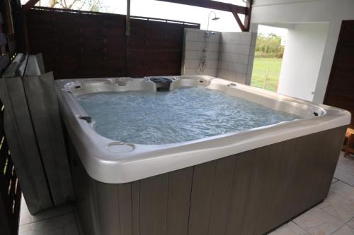 Les Mangles Casa | Joli bungalow avec jacuzzi chez Roberto