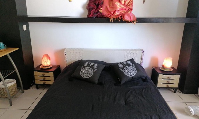 Centre-Ville Casa | Jolie chambre climatisée avec balcon chez l'habitant