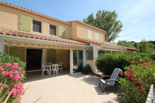 Portiragnes-Plage Villa | Jolie maison de vacances climatisée, WIFI, 2 chambres terrasse parking privatif plein sud dans résidence sécurisée avec piscine commune 800 m de la mer LRCS138