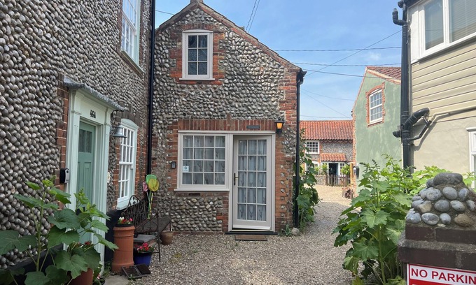 Holt Cabaña | 1 bed “Jollyboat Cottage” Close to Quay,perfect quirky Bolthole for couples.