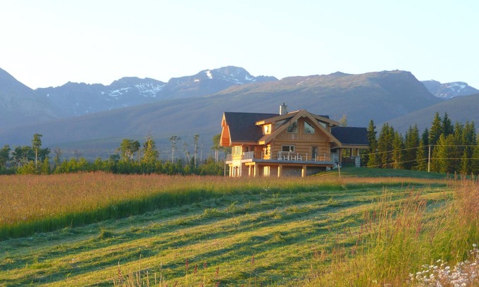 Smithers Casa | JollyMore | Meadow Home