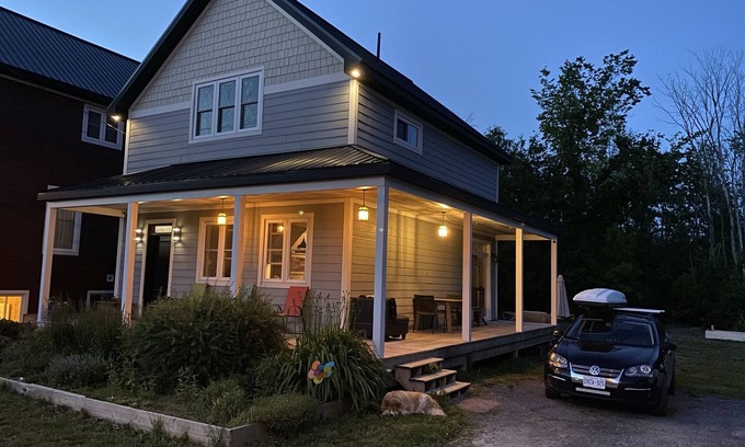 Chelsea Casa | Joly Home in the heart of Chelsea village. Near all the amenities.