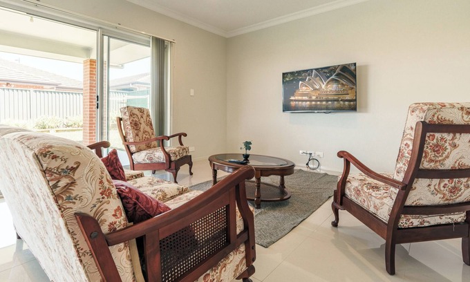 Jordan Springs Casa | Jordan Spring 4-bedroom villa / free parking / convenient transportation