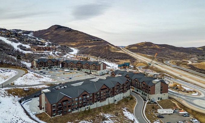 Park City Casa | Jordanelle Sunrise Modern Condo Gondola Access Year-round Outdoor Fun