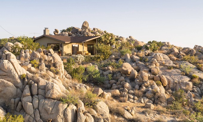 Yucca Valley Casa | Joshua Tree Getaway. Boulder Wonderland privado. Elegancia rústica. Duerme ocho.