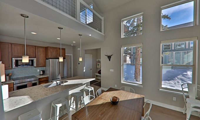 Rendezvous Condominio | Journey Way 2 Br In Rendezvous 2 Bedroom Townhouse by Redawning