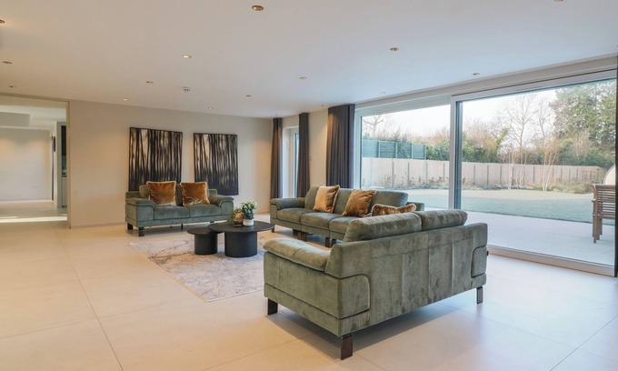 Whitstable Cabaña | JOY LANE MANSION, family friendly, with pool in Whitstable
