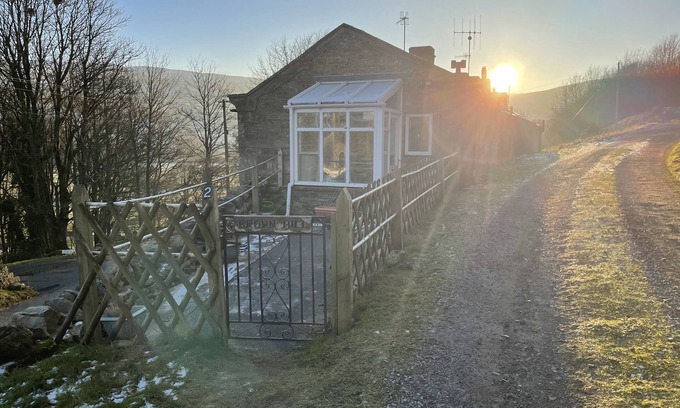 Fremington Cabaña | JOYCES COTTAGE, 2 BROWN HILL, pet friendly, with a garden in Reeth