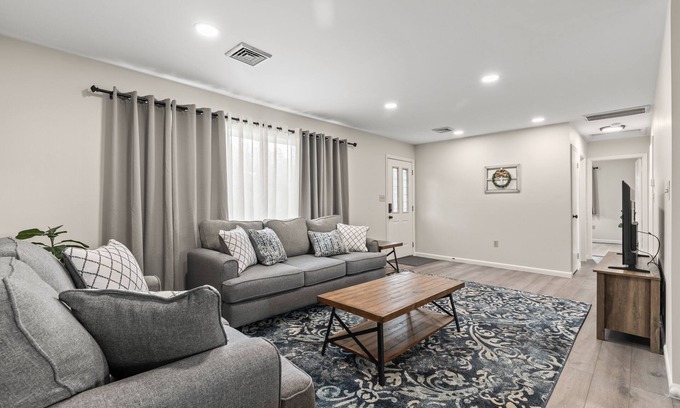 Lawnton Casa | Joyful 5-Bedroom Home w/ Private Backyard