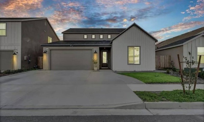 Visalia Casa | Joyhouse-EV + 2 Kitchens, 2 Washers,2 Dryers, 2 Living Rooms · 40min to Sequoia