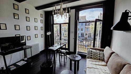 De Weteringschans Cama Y Desayuno | JoyJoyJoy the Black Beauty ecolicious studio in a canal house with French balcony with view on the canals