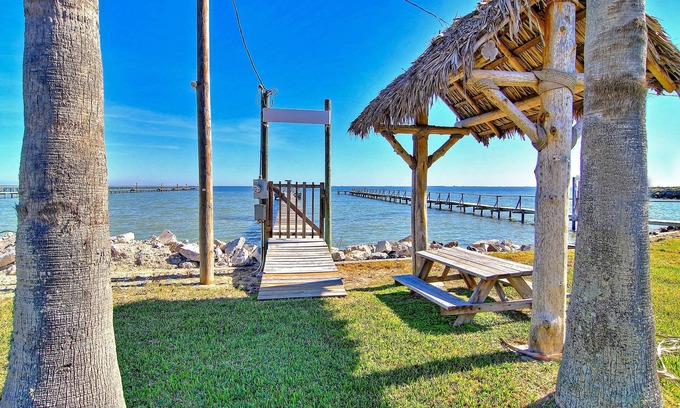 Rockport Cabaña | Joys Beach 1 Bedroom Cottage by RedAwning