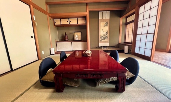 Hakata-ku Casa | Fukuoka Airport and Hakata Station are both within 5 minutes! A samurai family's mansion elegantly set on a 300 tsubo (1,860 m2) site. Easy access to Fukuoka's tourist attractions, spacious enough to accommodate 10 or more people, and pets are allowed.