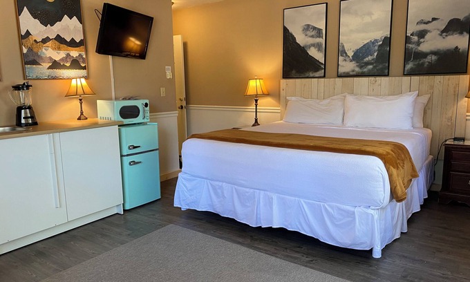 Mammoth Lakes Cama Y Desayuno | Jr King Suite, No cleaning fee, Hot Breakfast