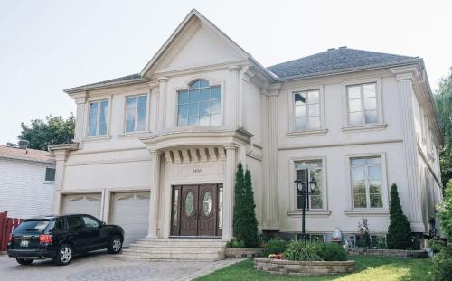 Ottawa Division Casa | JstLikeHome - Luxury Mansion & Guesthouse
