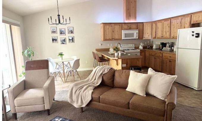 La Grande Apartamento | JSW Away Stay featuring 1 King size bed, 2 queen size beds, and 2 baths