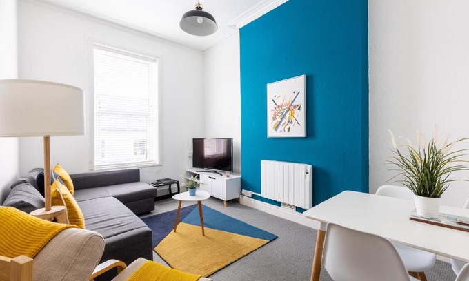 Barry Apartamento | Judah Suites by Koya Homes - TV Bed Apartment, Central High Street, Free Parking