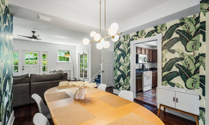 Downtown Casa | Jula Place-Walk downtown from old Florida glam!