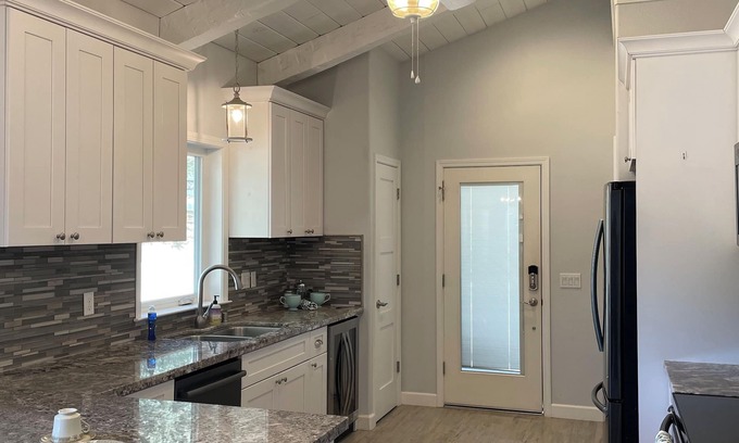 Grass Valley Casa | Julieann’s Country Cottage is a Charming 2-bedroom house, family friendly