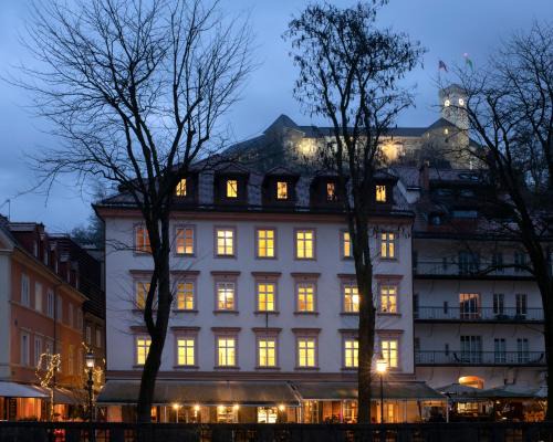 Ljubljana Old Town Casa | Julija&Robert's Riverview Apartments and Rooms