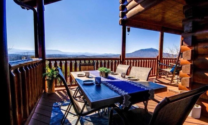 Sevierville Cabina | July specials! Mt Views, Hot Tub, local pool, recr