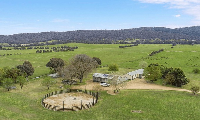 Mansfield Cabaña | Jumbuck Cottage - Sitting amongst the surrounding rolling hills with mountain views.