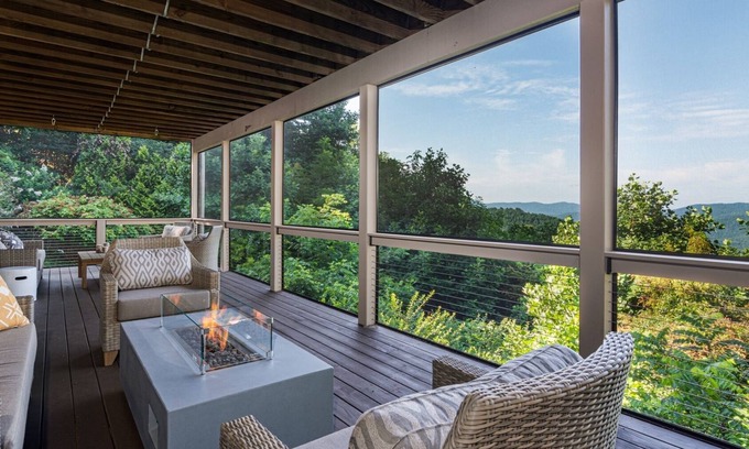 Laurel Park Casa | Jump Off Rock Retreat in Hendersonville