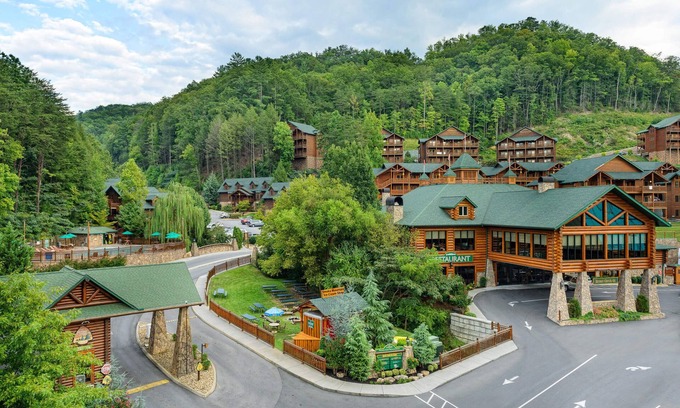 Gatlinburg Complejo | June 23-30, 2024, Vacation Resort in Gatlinburg, TN w/ Waterpark, 3 BR Sleeps 12