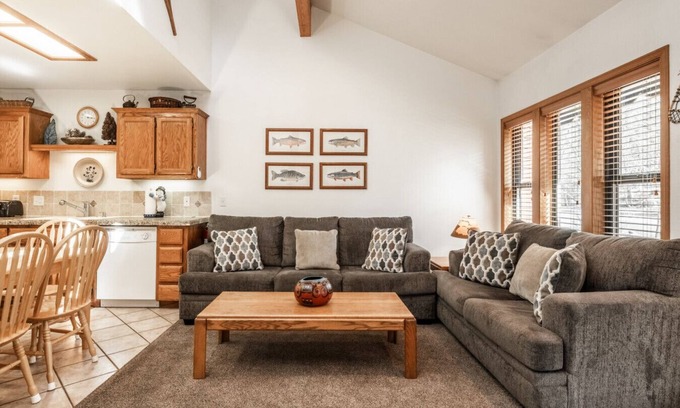June Lake Condominio | Aspen Meadows tiene una ubicación central en June Lake Loop.