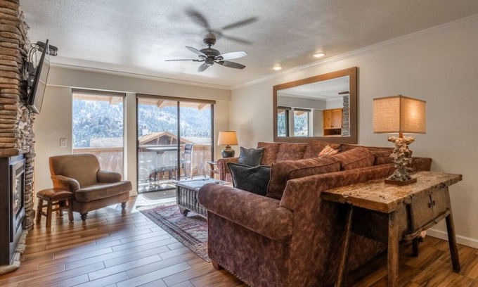 June Lake Condominio | June Lake Beauty. 3 Bedrooms, 3 baths. Spacious