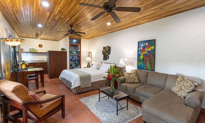 Valle Pura Vida Apartamento | Jungle Villa-spacious studio/pool