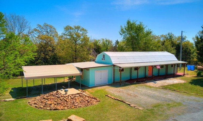 Canadian Cabina | Juniper Cabin--wildlife w/ serene patio and outdoor experience--30/50 amp hookup