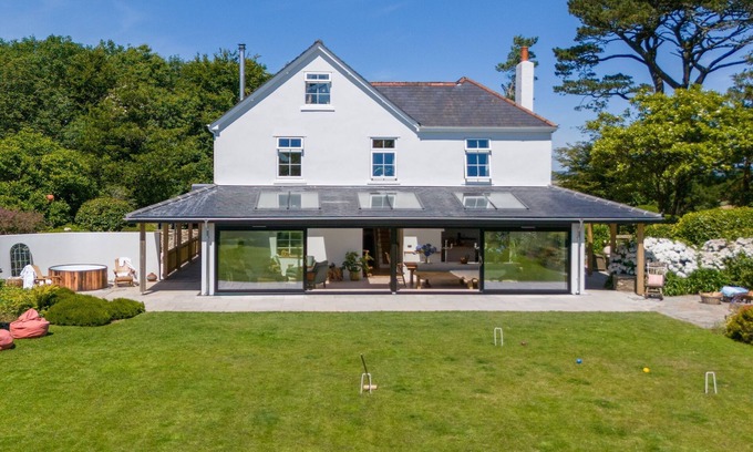Kingsbridge Cabaña | Juniper House - a house that sleeps 17 guests in 8 bedrooms
