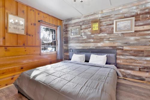 Big Bear Lake Casa | Juniper Lakeside Couples Resort Cabin by Big Bear Vacations