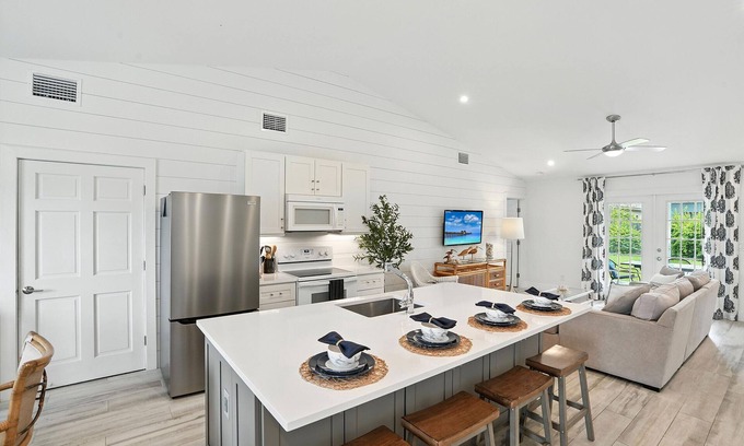 Naples Park Casa | Juniper Presents: Blue Haven – Snowbird Escape 2 Mins to Vanderbilt Naples Beach