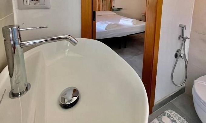 Porto Torres Apartamento | Juniper Room - Full Service Room with Private Bathroom