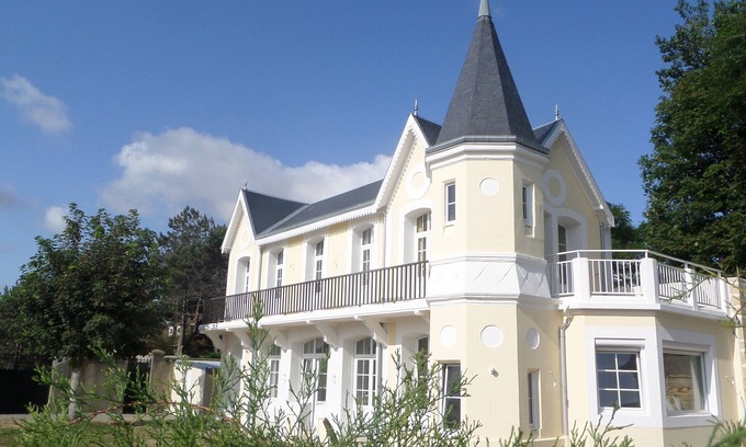 Saint-Regnobert-de-la-Cote-de-Nacre Casa | La playa al final del jardín, accesible para personas con discapacidad.