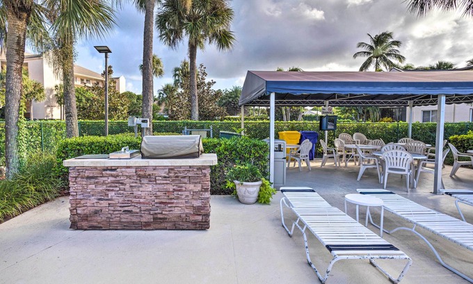 Jupiter Apartamento | Jupiter Bay Condo w/ Pool < Half Mile to Beach!
