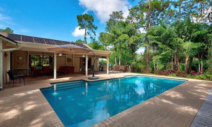 Jupiter Casa | Jupiter Farms Tropical Oasis with Lush Landscaping
