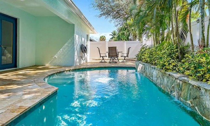 North Palm Beach Heights Casa | Jupiter Gem: 3-BR Home with Private Pool. Ideal for Year-Round Comfort !