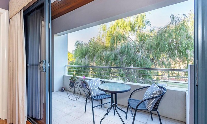 South Perth Casa | Just a 1.5km walk straight to the Coode St Jetty on the glorious Swan River foreshore.