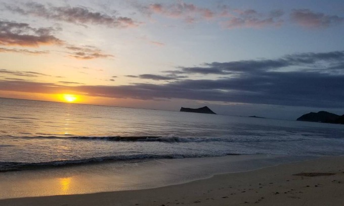 Waimanalo Casa | Justo al otro lado de la calle de Waimanalo / Bellows Beach, patio privado, capacidad para 10