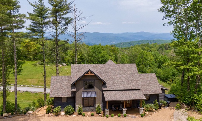 Elk Park Cabina | Just Bluffin' at Eagles Nest - Hot Tub, Views, Firepit, Pets