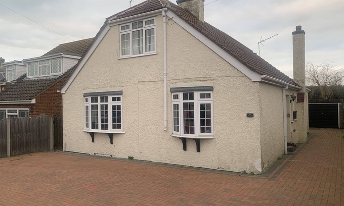 Herne Bay Casa | Just five minutes walk from the beach!