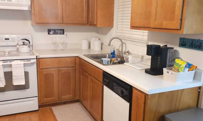 Madison Casa | Just Like Home 3-bedroom house in wonderful Madison/ Pet-Friendly