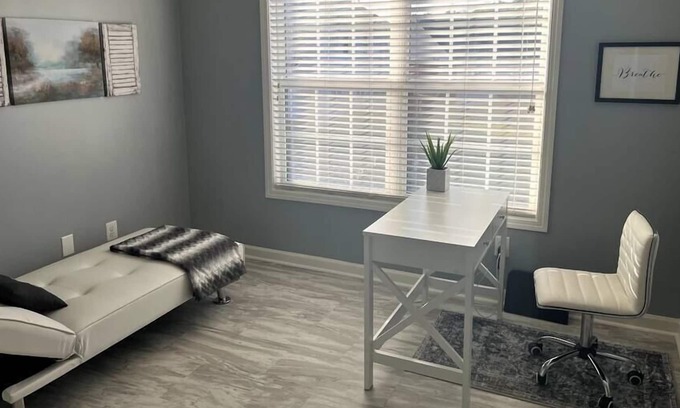Five Forks Apartamento | Just like home Stylish 1BR/1Office Suite