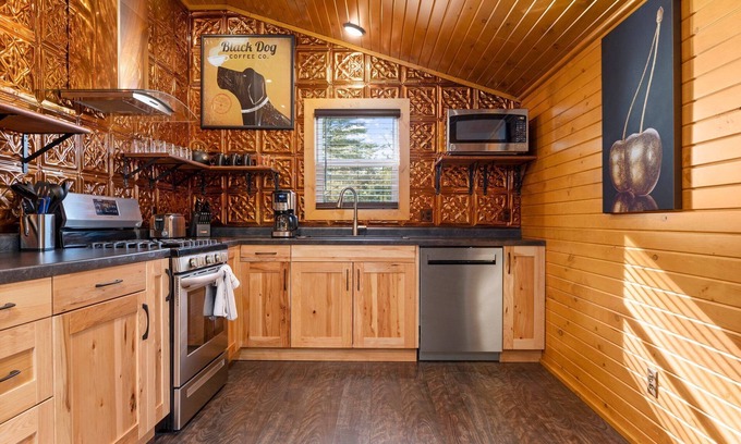 Interlochen Casa | Just outside Traverse City Hot Tub King Bed Fire Place Full Kitchen PET Friendly