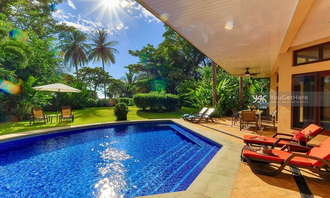 Dominical Casa | Villa Central a pasos de la playa, la selva y el océano