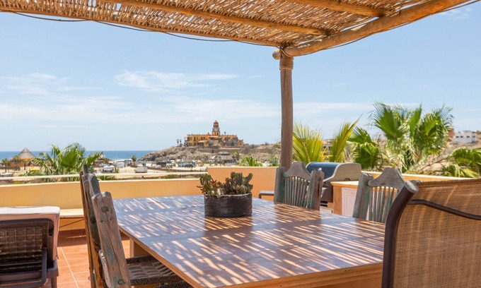 Cerritos Condominio | Pasos a la playa de Cerritos; ¡Vistas panorámicas desde su balcón privado en la azotea!