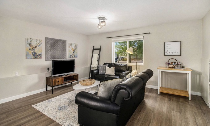 Castle Rock Casa | Just Steps to the Rock Hike! Bright, Modern 2 Bedroom